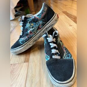 Vans electric skull Women’s size 8 low tops